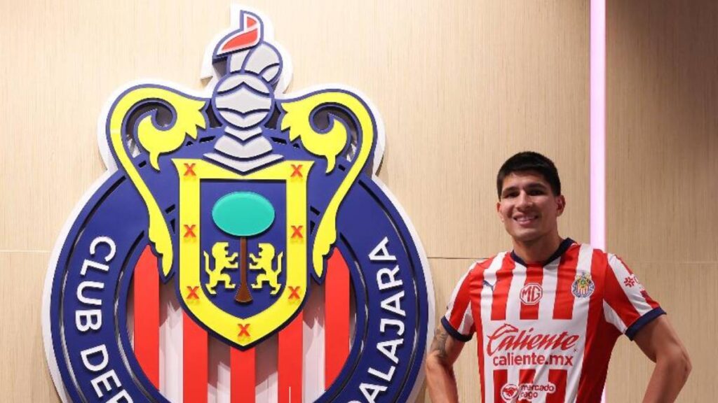 Miguel Tapias ya posa con la playera de Chivas. | Foto: chivasdecorazon.com