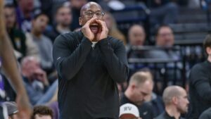 Primer coach despedido en la NBA: Sacramento Kings le da las gracias a Mike Brown