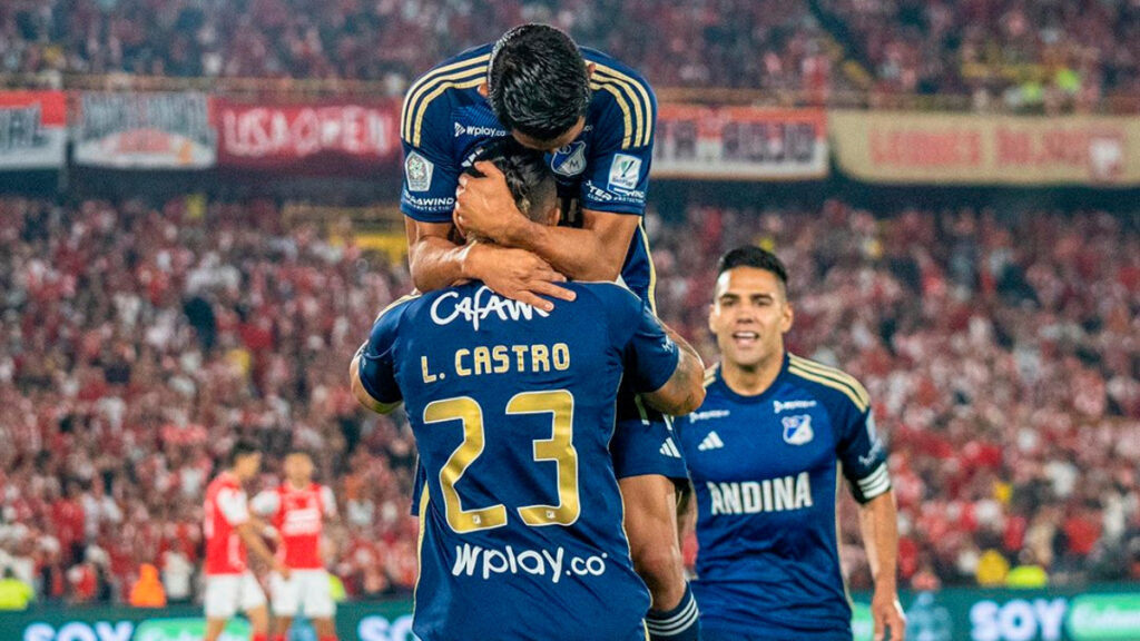 Jugadores de Millonarios celebran un gol ante Santa Fe. - Vizzor Image.