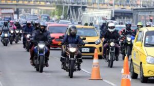 Kit de carretera para motos: ¿Qué elementos necesitas para evitar multas y conducir seguro estas fiestas?