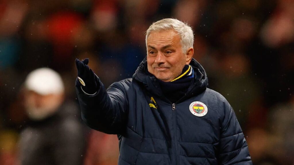 Mourinho asegura que no quieren que desciendan al Manchester City. Rueters