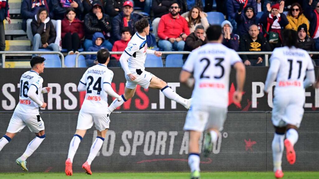 La Atalanta venció por la mínima diferencia al Cagliari con lo que se mantiene en la cima de la clasificación de la Serie A.