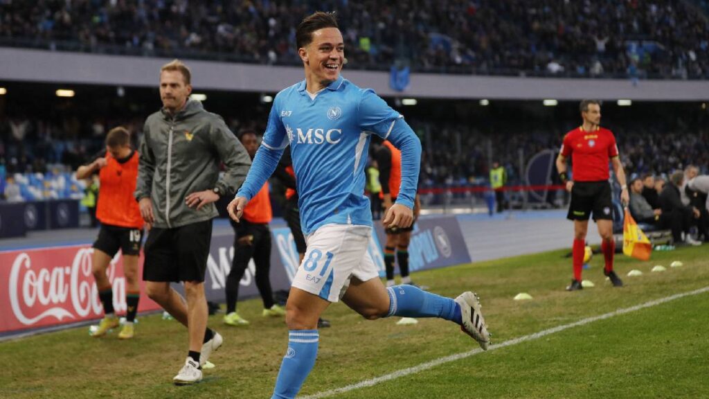 Giacomo Raspadori celebrando el gol del Napoli / Reuters