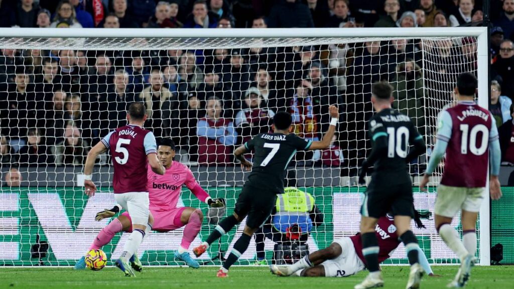 Luis Díaz anotando gol con el Liverpool / Reuters