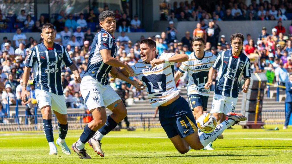 No se marcaron dos posibles penaltis a Pumas durante la primera parte del duelo entre los universitarios y Monterrey.