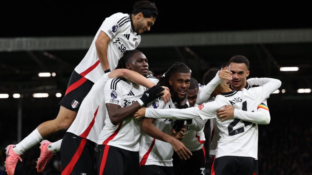 Raúl Jiménez participó en los minutos finales del partido entre el Fulham y el Brighton de la jornada 14 de la Premier League.