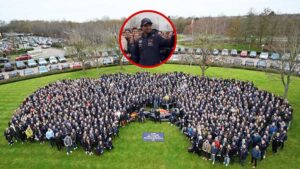 Checo Pérez, presente en Milton Keynes para la foto anual de Red Bull