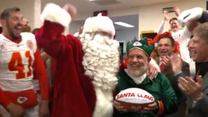 ¡Hasta Santa Claus! Así fue el festejo navideño de los Chiefs tras derrotar a los Steelers