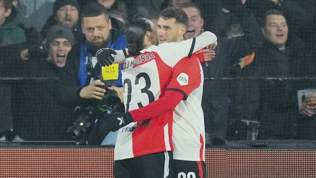 Santiago Giménez anotó gol en Champions League vs Sparta Praga