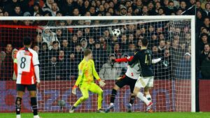 Partidazo de Santi Giménez: Asistencia y gol para el Feyenoord en su regreso a Champions League