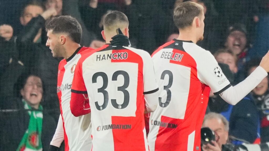 Santiago Giménez marca hat trick ante el Heracles y el Feyenoord no pierde pisada al PSV