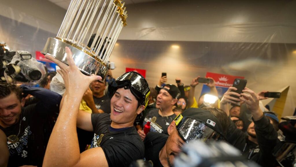 Shohei Ohtani, celebrando el título de la Serie Mundial. AP