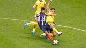 ¿Cuál sería la sanción para Tecatito Corona y Sergio Canales por reclamar al árbitro en los vestidores del Estadio Cuauhtémoc?