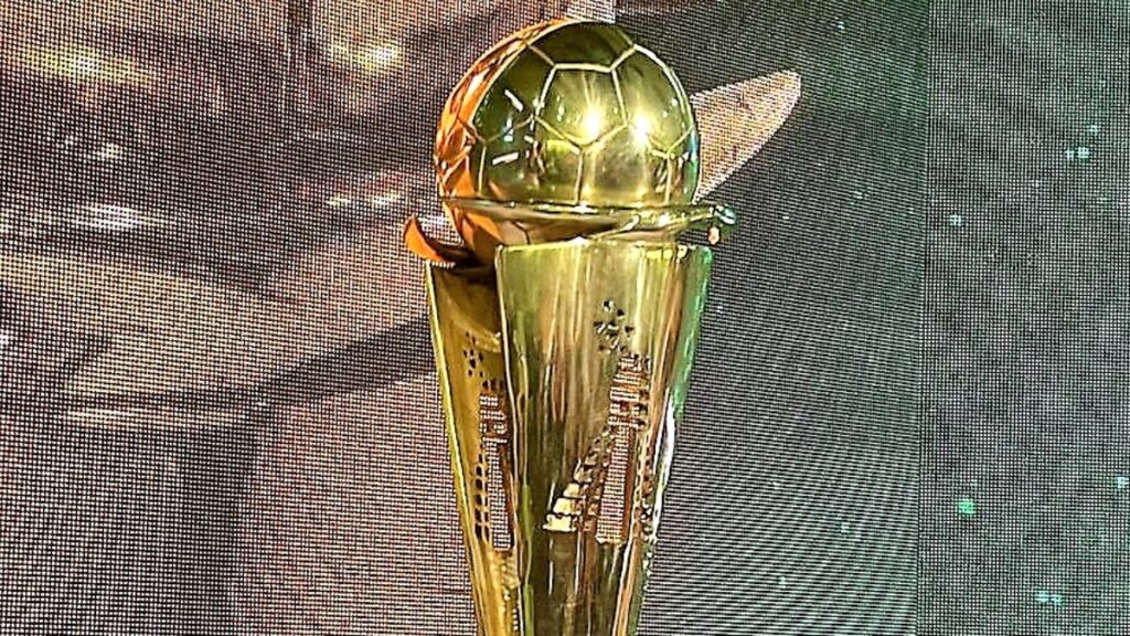 El trofeo para el campeón. (ligaguate)