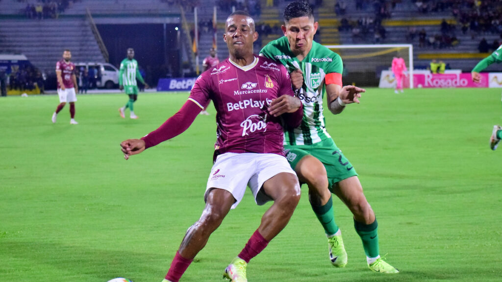 Partido entre Deportes Tolima y Atlético Nacional. - Vizzor Image.