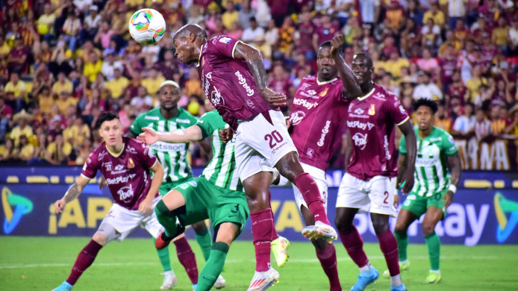 Partido entre Deportes Tolima y Atlético Nacional. - Vizzor Image.