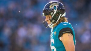 Se vacían las bancas en el Jaguars vs Texans: Trevor Lawrence se va a protocolo de conmoción tras un fuerte golpe en la cabeza