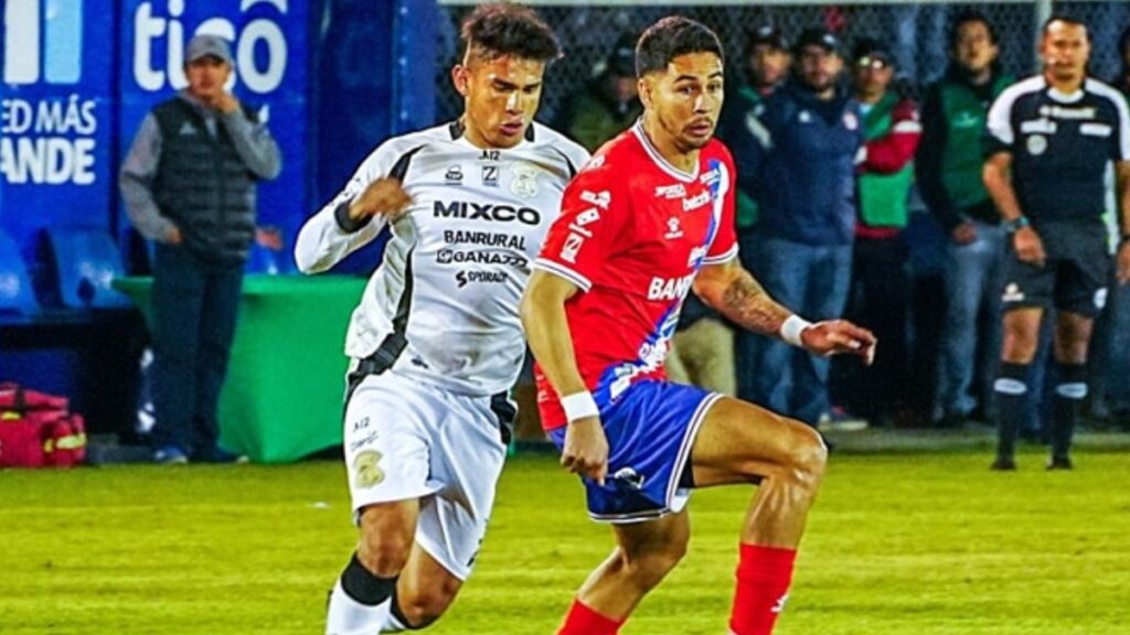 ¡Con gol sobre el final! Xelajú se impone por la mínima al Mixco y alcanza las semifinales del Apertura 2024