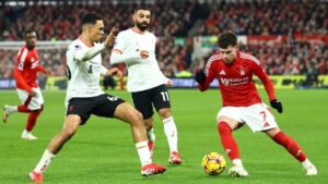 Liverpool escapa de la debacle y salva un empate ante el sorpresivo Nottingham Forest