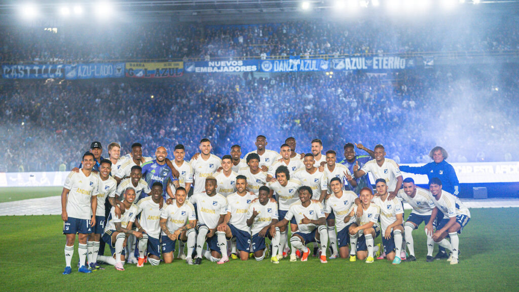 Equipo de Millonarios y la hinchada. - Vizzor Image.