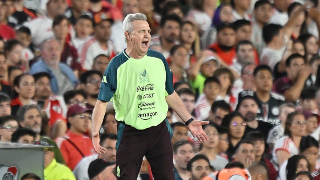 Javier Aguirre en el partido de México contra River