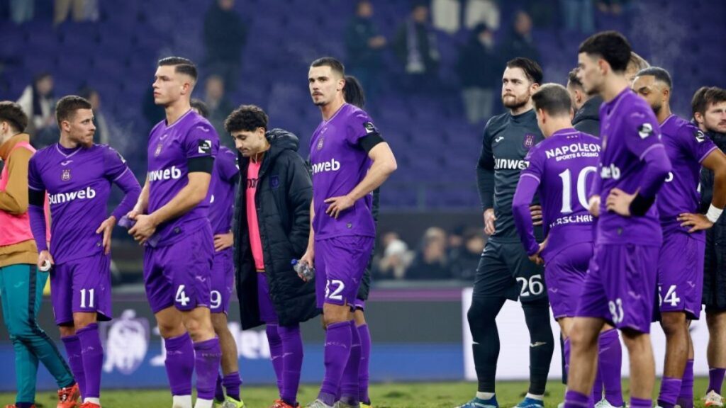 Anderlecht cae goleado en el Clásico ante Brujas en la presentación de Chino Huerta