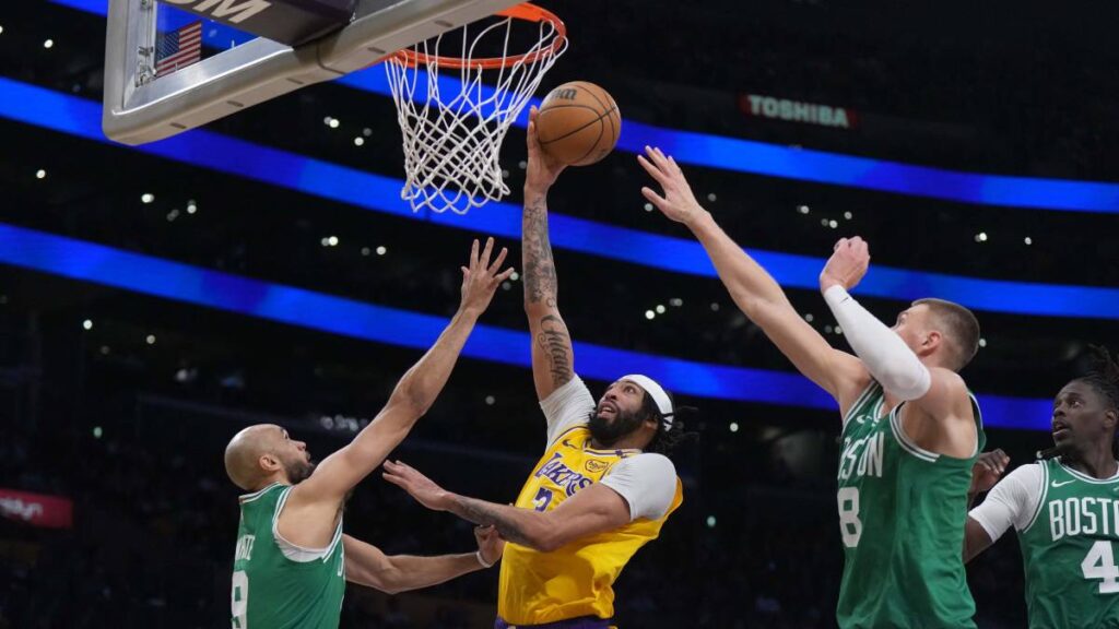 Anthony Davis brilla ante los Celtics de Boston. Reuters