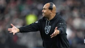 Los Raiders despiden al coach Antonio Pierce