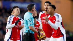 Arsenal supera la polémica arbitral para vencer por la mínima a los Wolves en el Molineux