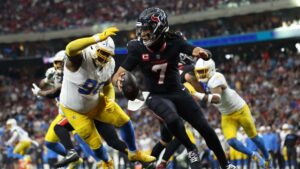 Texans apalea a Chargers con una defensiva dominante y se instala en la Ronda Divisional de la AFC