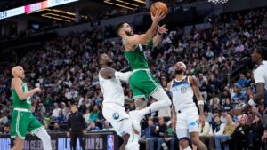 Un espectacular Jayson Tatum lleva a Celtics a la victoria ante Timberwolves