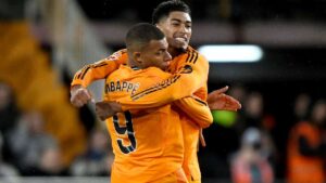 El Real Madrid gana un caótico partido en Valencia: remontada con 10 tras un penalti fallado y el gol del triunfo de Bellingham regalado por Guillamón