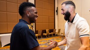 Karim Benzema visita la concentración del Madrid en Arabia Saudita y revela su conversación con Vinicius Jr. sobre el Balón de Oro