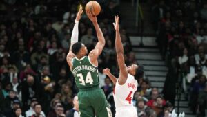 Giannins Antetokounmpo se luce con un triple doble en la victoria de Bucks sobre Raptors