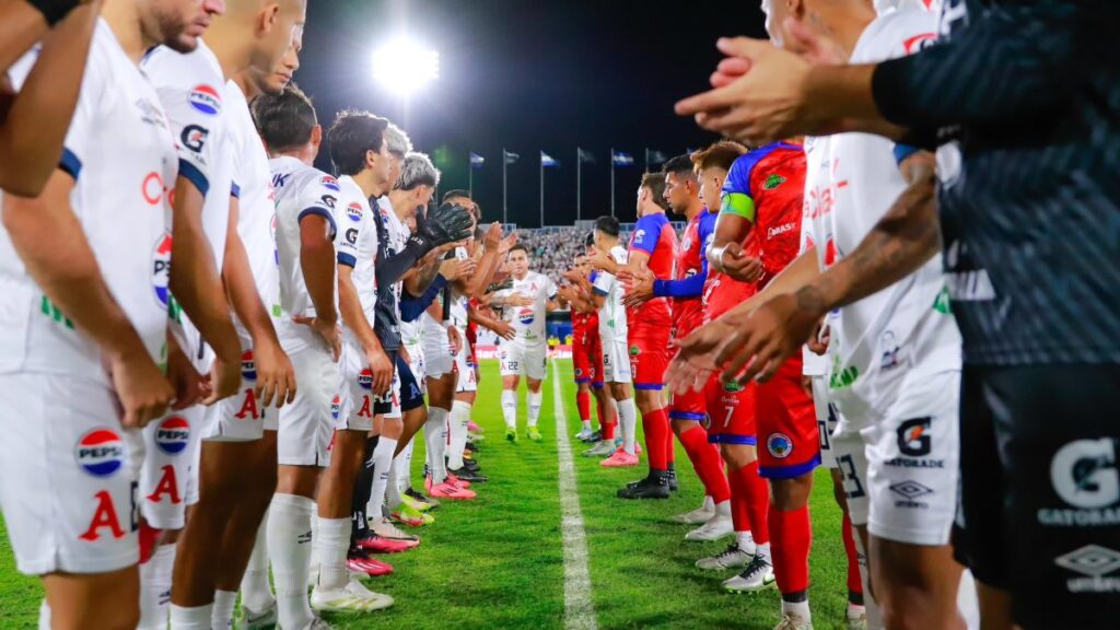 A Tito Corti no le gustó el homenaje a Fito Zelaya | @AlianzaFC_sv