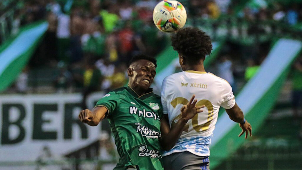 Jean Colorado y Jackson Rodríguez disputan la pelota. - @CSEmelec.