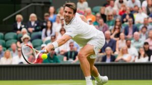 Cameron Norrie lanza su raqueta y golpea a una espectadora en las gradas de Auckland