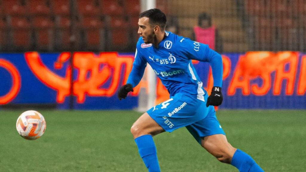 Luis Chávez en un partido del Dynamo Moscú