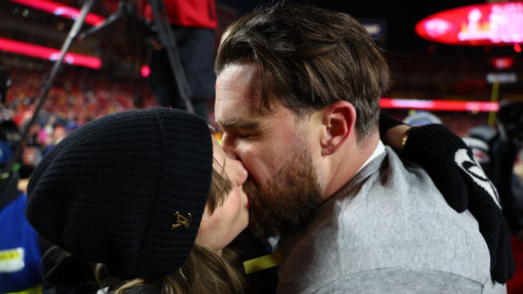 Taylor y Kelce celebran con un tierno beso | Mark J. Rebilas-Imagn Images