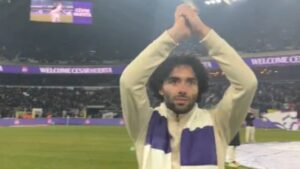 ¡Entre aplausos y porras! Presentan al Chino Huerta ante la afición del Anderlecht