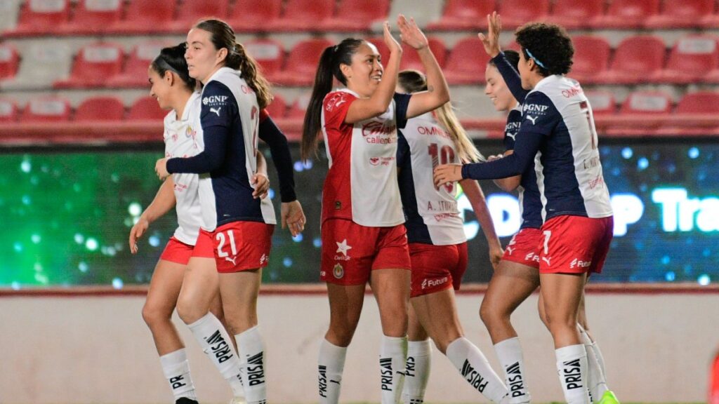 Chivas Femenil en festejo de victoria