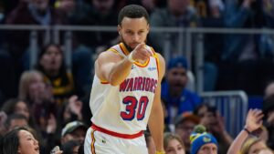 Stephen Curry establece récord de triples en la NBA en el triunfo de los Warriors ante los 76ers