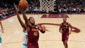 Cleveland se impone a los Hornets y llega a diez victorias consecutivas en la cima de la Conferencia Este