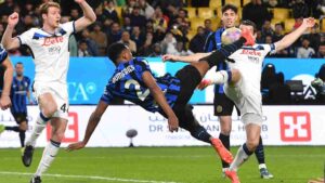 Golazo de chilena de Dumfries mete al Inter a la final de la Supercopa de Italia