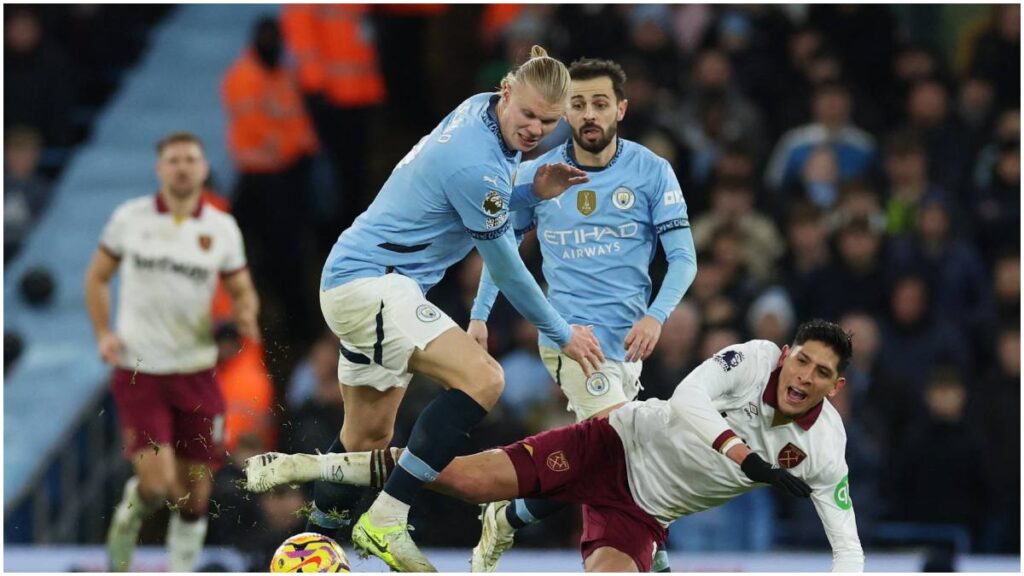 Edson Álvarez ante el Manchester City | Reuters