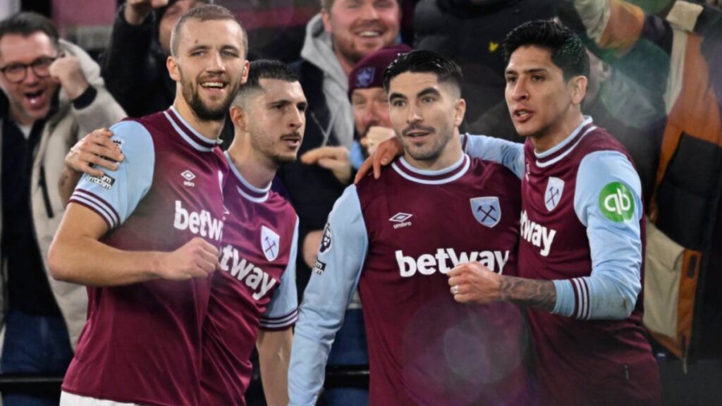 Edson Álvarez celebra uno de los goles del West Ham