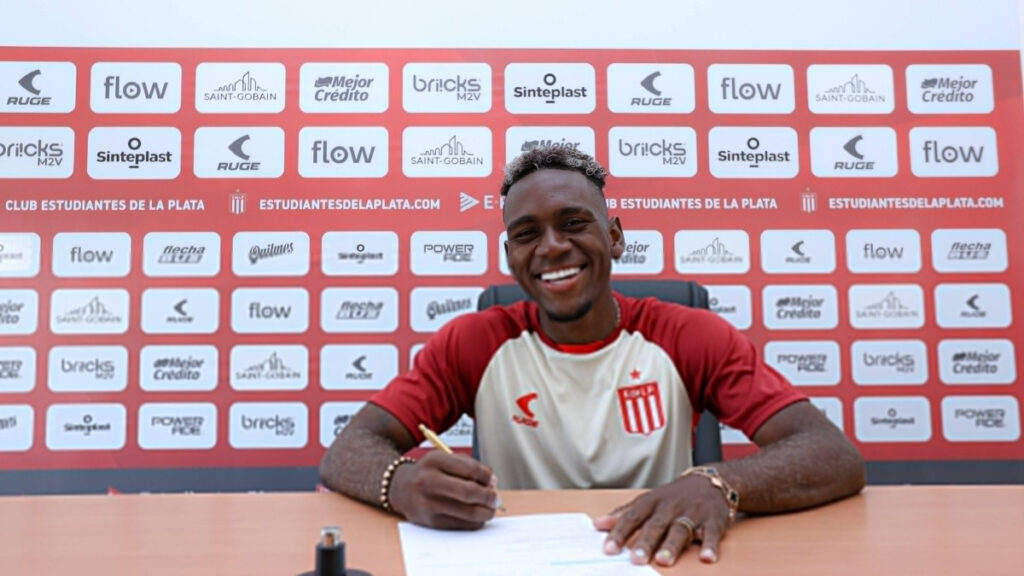 Alexis Castillo Manyoma firma su contrato con Estudiantes. - @EdelpOficial.