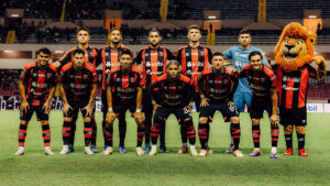 Alajuelense fuerza la salida de una figura para fichar un refuerzo internacional