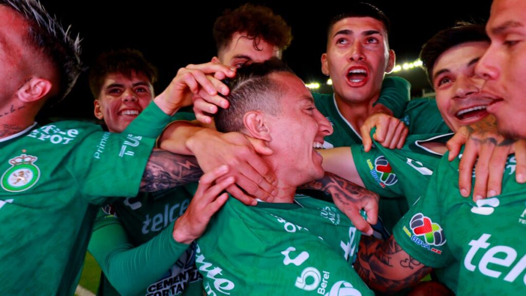 Andrés Guardado con jugadores del León