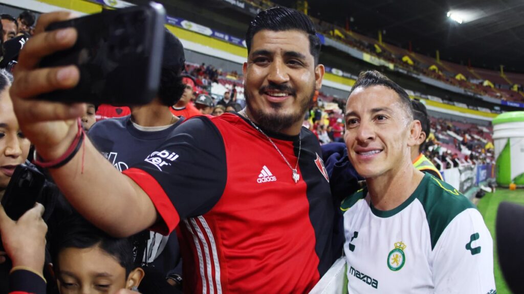 Andrés Guardado con un aficionado